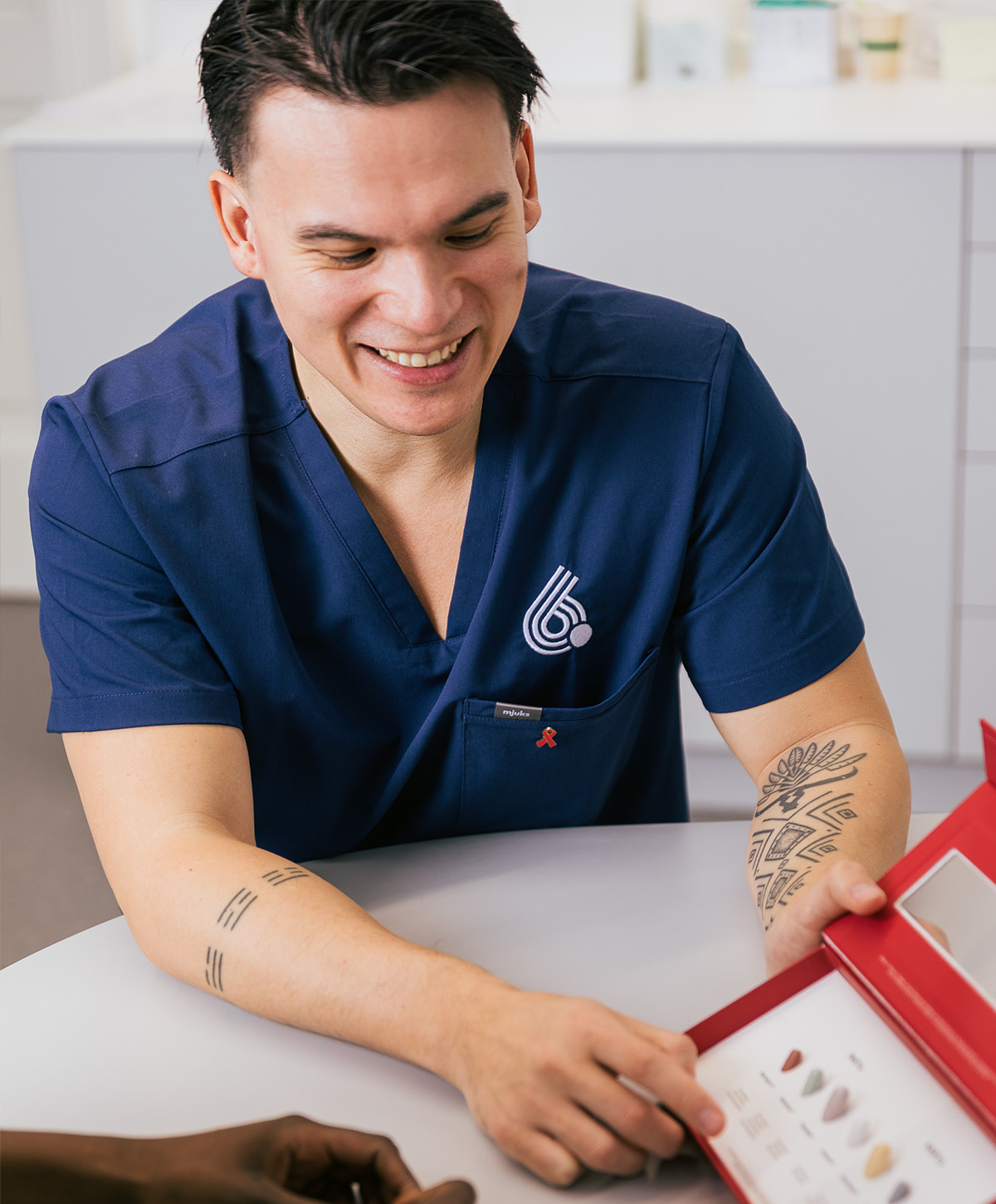 Ein Arztgespräch über HIV Medikamente mit Dr. Daniel Uy der Teampraxis im 6.